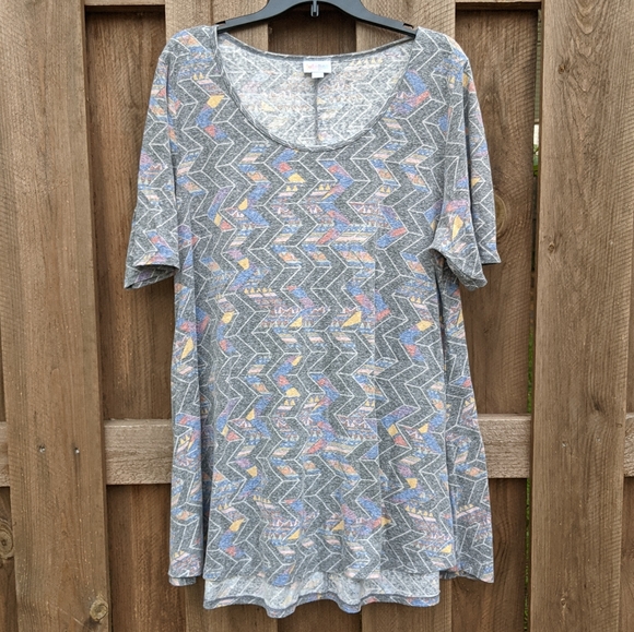 LuLaRoe Tops - LuLaRoe light gray geometric perfect tee - 2XL